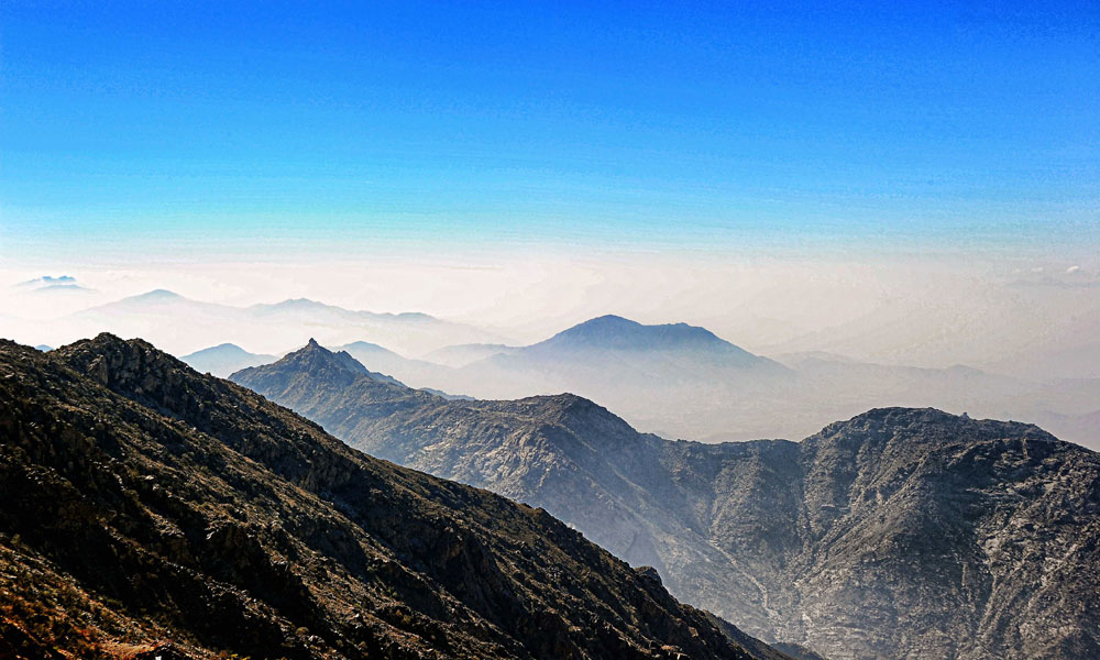 جبال تعانق السحاب