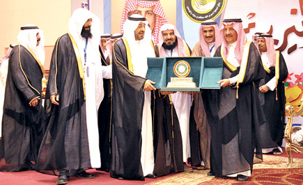 الأمير سعود بن عبدالمحسن يتوج الأمير سلطان بن محمد بجائزة حائل للأعمال الخيرية 