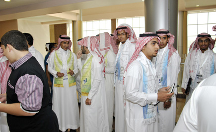 لقاءات فكرية ونقاشات علمية تجمع طلاب الجامعات السعودية 