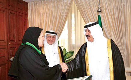 الأمير متعب بن عبد الله يقلّد وسام الملك عبد العزيز للدكتورة ثريا عبيد 