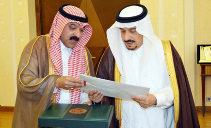 الأمير فيصل بن بندر  يتسلم تقرير إدارة مكافحة المخدرات بالمنطقة 