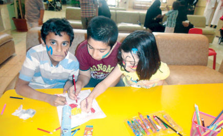 الأطفال يشاركون في فعاليات البرنامج التوعوي في مدينة الملك فهد الطبية 