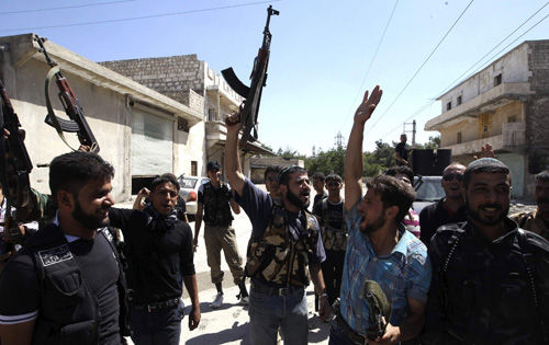 المعارضة السورية تحتفظ بحقها في «العمل العسكري» حتى إسقاط الأسد   