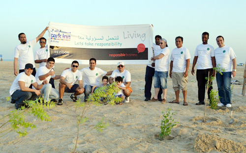 بارك إن باي راديسون الخُبر ينظِّم حملة تنظيف الشاطئ وزرع الأشجار 