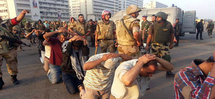 الجيش المصري يلقي القبض على 17 إرهابياً بسيناء 