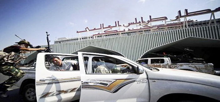 سقوط قذيفتين على مدرج في مطار طرابلس في ليبيا وتعليق الرحلات 