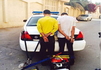 دوريات الأمن توقع بلصين بالجرم المشهود في حي ربوة الرياض 