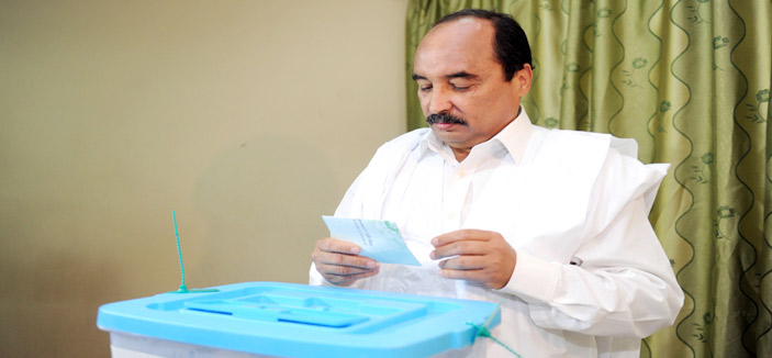 انتخابات رئاسية في موريتانيا والرئيس عبدالعزيز الأوفر حظاً للفوز فيها 