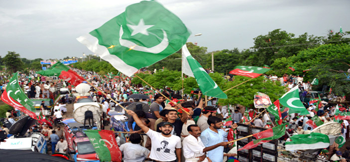 المعارض الباكستاني عمران يحث أنصاره على القوة 