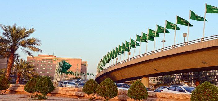 العلم السعودي يرفرف على طرق وميادين الرياض 