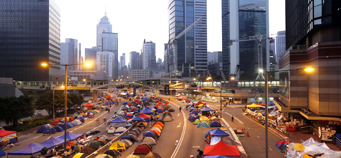 محتجو هونج كونج يجرون تصويتاً إلكترونياً على اقتراحات حكومية 