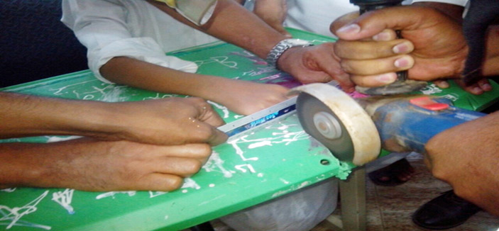مدني أبو عريش يفك إصبع طالب من قبضة طاولة دراسية 