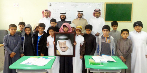  بعض طلاب المدارس أثناء مبايعة الملك سلمان بن عبدالعزيز