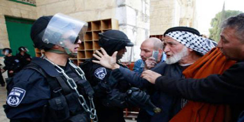  الشرطة الإسرائيلية تمنع الفلسطينيين من دخول المسجد الأقصى