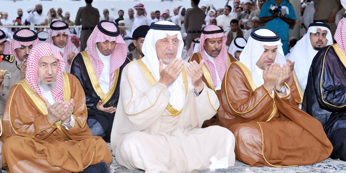  الأمير خالد الفيصل يتقدم المصلين في المسجد الحرام