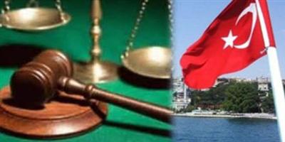 محكمة تركية تحبس 17 شرطيا يواجهون المحاكمة 