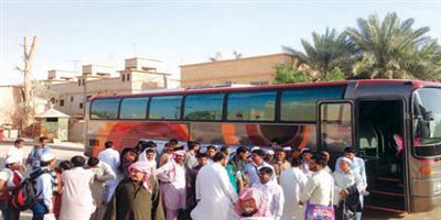 شباب سدير يسيرون حافلتين لأداء مناسك العمرة لـ(100) شخص من الجاليات المسلمة 