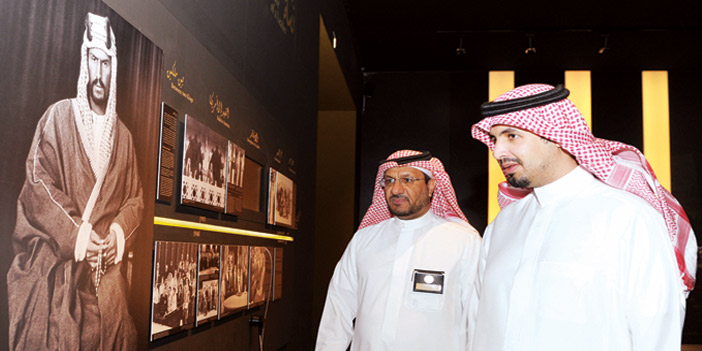  سمو الأمير خلال جولة في المعرض