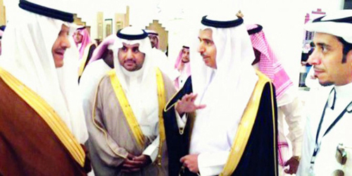  الأمير سلطان بن سلمان خلال زيارته جناح الأمانة