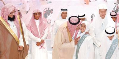الأمير فيصل بن سلمان يكرِّم 30 طالباً من حفظة القرآن الكريم بمحافظة ينبع 