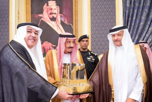  الملك سلمان وبحضور الأمير سلطان بن سلمان يكرم د.خالد البياري