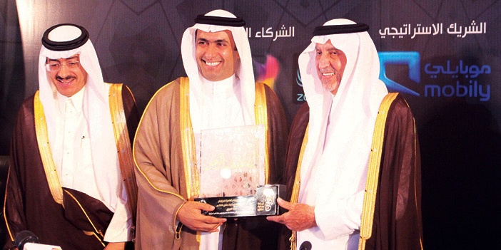  الأمير خالد الفيصل يكرم شركة «موبايلي»