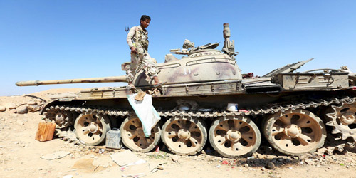  جندي من المقاومة الشعبية بعد تدمير دبابة لقوات المخلوع صالح