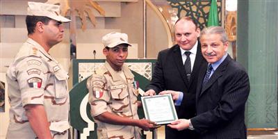السفير أحمد قطان يقلِّد جنديًّا مصريًّا نوطَيْ الشرف والتمرين 