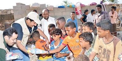 مركز الملك سلمان للإغاثة يوزع 33 طناً من التمور في مديريات محافظة حضرموت 
