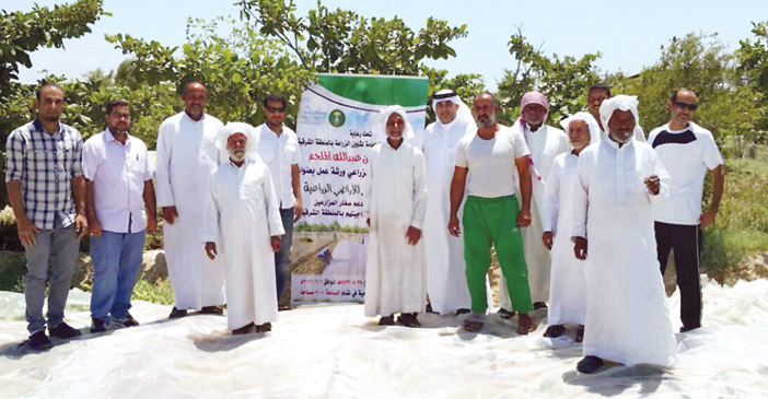  عدد من المزارعين المشاركين في الورشة