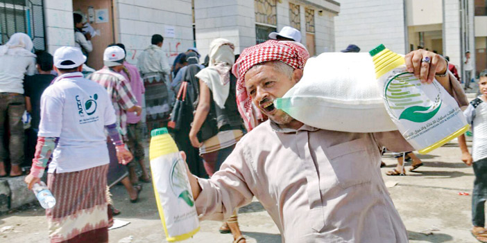 مركز الملك سلمان للإغاثة يوزع 11950 سلة غذائية للمتضررين في مديرية  «المظفر» بتعز 