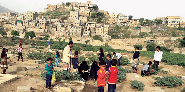  أطفال في يوم العيد يتوجهون إلى المقابر بدلاً عن الحدائق والمتنزهات