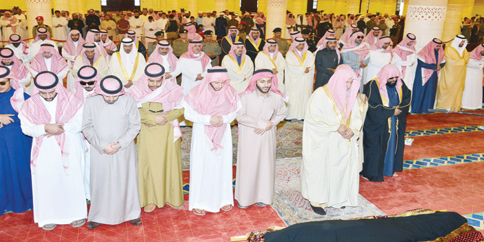 أمير منطقة الرياض يؤدي صلاة الميت على الأميرة دليل بنت عبدالله 
