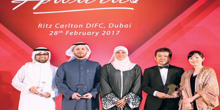  محمد الخنيفر الأول من اليسار يحمل جائزة (IFN) الخاصة بأفضل إصدار صكوك سيادي لعام 2016