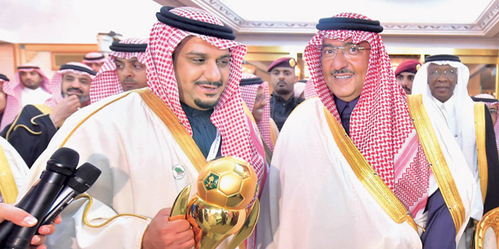  الأمير محمد بن نايف خلال تتويجه الهلال العام الماضي بكأسه الغالي