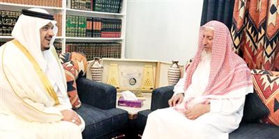 الأمير محمد بن عبدالرحمن يزور سماحة مفتي عام المملكة 