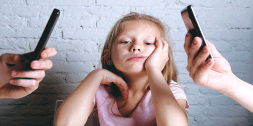 استخدام الآباء للهواتف يمكن أن يؤثر سلبًا على نطق الأبناء 