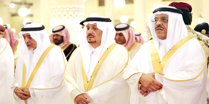 أمير منطقة الرياض يؤدي صلاة عيد الأضحى المبارك 