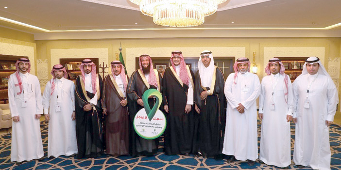   نائب أمير الشرقية وعدد من منسوبي المؤسسة العامة للبريد السعودي