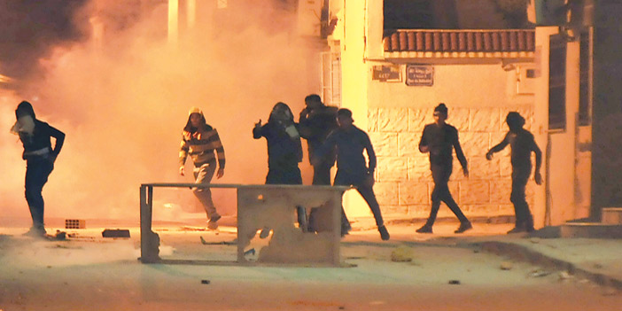  المحتجون التوانسة في مواجهات ليلية مع الشرطة بعد حرق مقرات أمنية