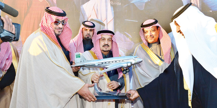  الأمير فيصل بن بندر خلال افتتاحه الملتقى الرابع للطيران بالثمامة