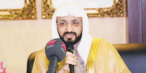  د. الزهراني خلال الندوة