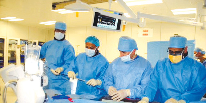  الفريق الطبي أثناء إجراء العملية