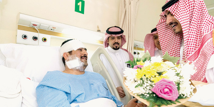  أمير منطقة الجوف خلال زيارته المرضى