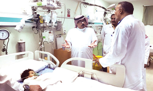  المبارك خلال زيارته للمستشفى