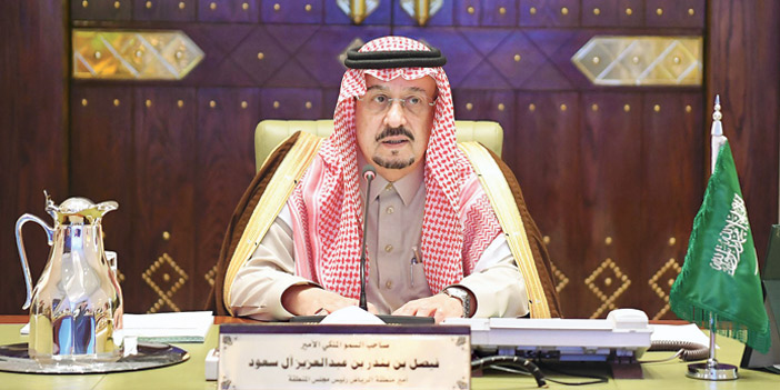  الأمير فيصل بن بندر خلال ترأسه الاجتماع