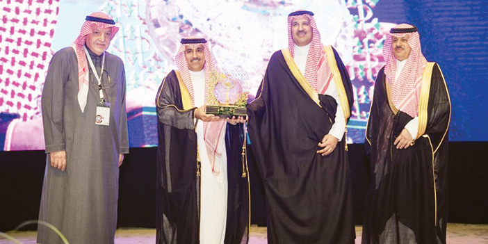  الأمير فيصل بن سلمان خلال اختتام المؤتمر