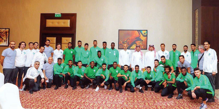  الأمير عبدالعزيز بن تركي الفيصل مع لاعبي الأخضر