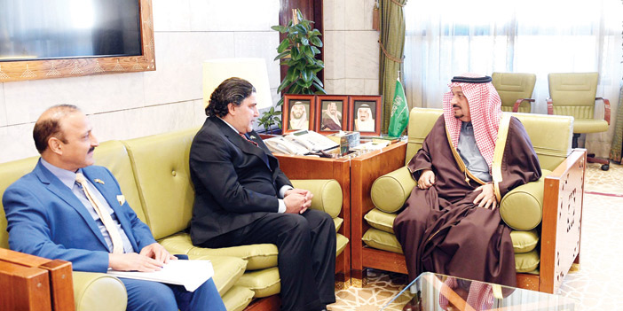  الأمير فيصل بن بندر يستقبل السفير الباكستاني