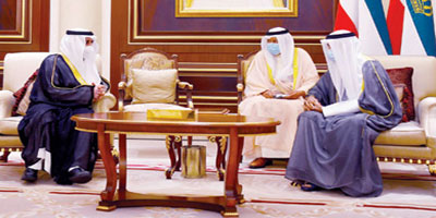 أمير الكويت يستقبل عدداً من أمراء المناطق المعزين في وفاة الشيخ صباح الأحمد 